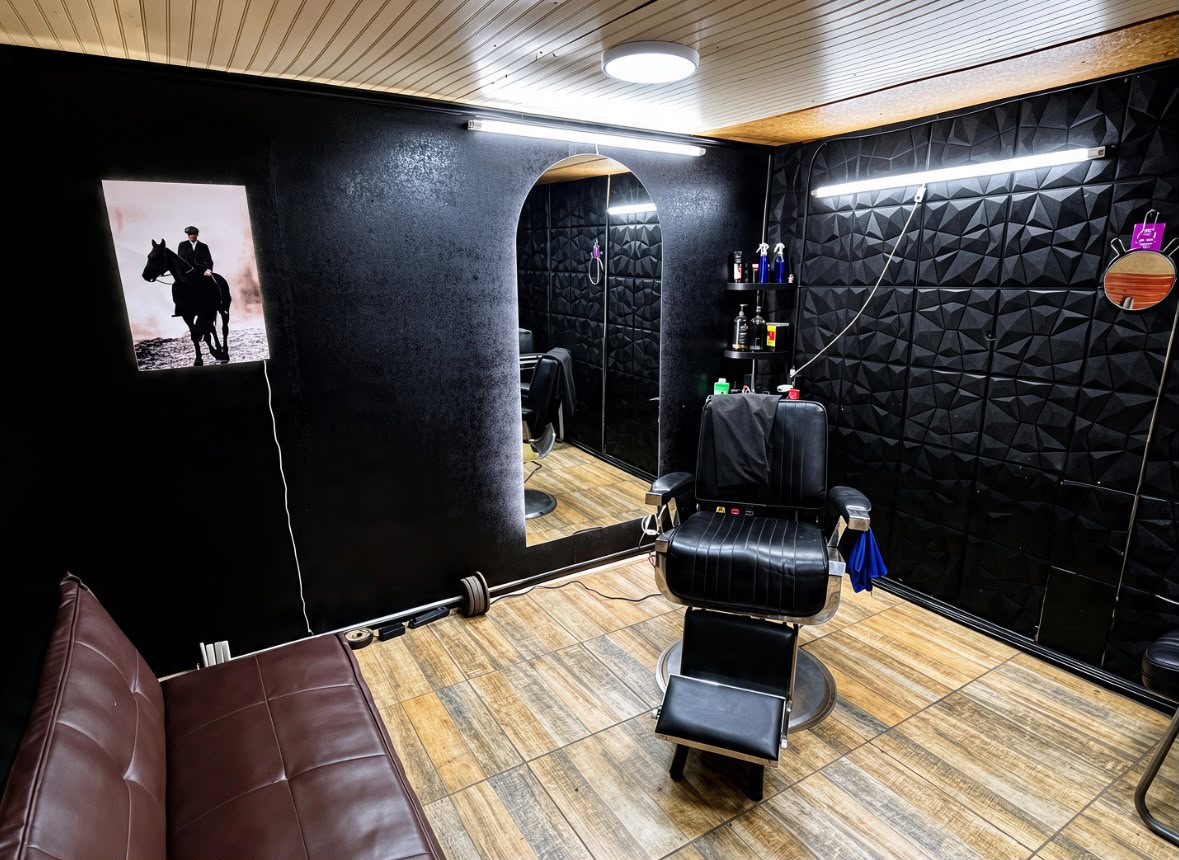 Interior de la barbería Anthu Barber con sillón clásico